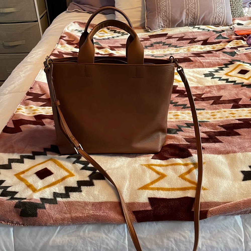 Universal thread tan purse in great condition